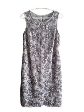 Onyx Sleeveless Sheath Silver Grey Dress w Textured Rosettes & Lace – Size 6 EUC